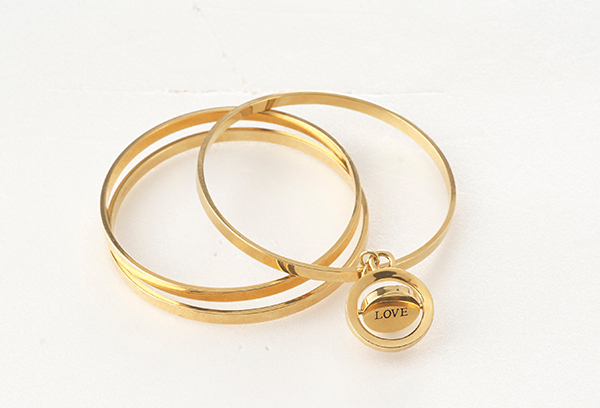 กำไลสีทอง สลักคำว่า LOVE อีกด้านเป็นคำว่า LOVE AMORE จาก CAROLEE ราคา 2,750 บาท