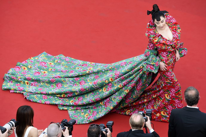 Chinese model Viann Zhang poses as she arrives for the opening ceremony of the 68th Cannes Film Festival in Cannes, southeastern France, on May 13, 2015. AFP PHOTO / LOIC VENANCE