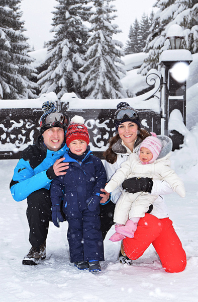 Catherine, Duchess of Cambridge (2R) and Prince William, Duke of Cambridge (L), pose with their children, Princess Charlotte (R) and Prince George (2L), during a private break skiing at an undisclosed location in the French Alps.  / AFP / POOL / John Stillwell / RESTRICTED TO EDITORIAL USE -  NO MARKETING NO ADVERTISING CAMPAIGNS        (Photo credit should read JOHN STILLWELL/AFP/Getty Images)