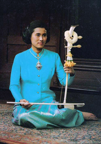 สมเด็จพระเทพรัตนราชสุดาฯสยามบรมราชกุมารี ในฉลองพระองค์ชุดไทย เล่นซอด้วง