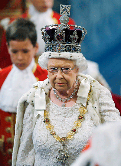 สร้อยเพชรสุดอลังการ 'CORONATION NECKLACE' มีเพชรระยิบระยับประดับตลอดทั้งเส้น จำนวนรวม 25 เม็ด น้ำหนัก 22.48 กะรัต