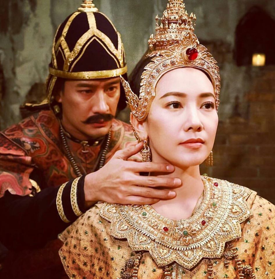 12.ทับทิมสีเลือด ของ แม่อุบล คุณโต้ง นพดล เดโช คอสตูมดีไซเนอร์หลักของพิษสวาท ไปสั่งช่างเจียพลอย(เทียม)ทรงหลังเบี้ยเม็นเป้ง ตามที่นิยายระบุ มาให้ ผมทำการออกแบบ ตัวเรือนและศิราภรณ์ทั้งหมด ผมตัดสินใจส่งพลอยไปให้ช่างทองที่ไว้ใจในฝีมือ ชื่อ คุณ Pairot Suebsam ขึ้นกระเปาะหุ้มพลอยด้วย วัสดุเงิน แท้ แล้วนำไปชุบทอง ลักษณะเป็นแบบงาน ทองอยุธยา คือมีตัวยึดพลอยเป็นรูปเขี้ยวหมู มีลายจุดไข่ปลาล้อมรอบ ปัจจุบัน โชคดีที่ เราสามารถหาตัวอย่างงานเครื่องทอง แบบอยุธยาดูเป็นตัวอย่างได้ จาก ของสะสมส่วนตัว และ พิพิธภัณฑ์แห่งชาติ ตัวเครื่องประดับทับทิมนี้ สามารถ ถอด ออก และใส่ประกอบ กับ กระบังหน้าได้ ด้วยระบบ ก้านสลัก #พิษสวาทก็ขอบันทึกไว้ เป็นเรื่องราวเบื้องหลังการทำงาน ครับ #ละครไทยใส่ใจรายละเอียด