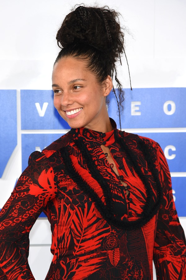 NEW YORK, NY - AUGUST 28: Alicia Keys attends the 2016 MTV Video Music Awards at Madison Square Garden on August 28, 2016 in New York City. (Photo by Jamie McCarthy/Getty Images)