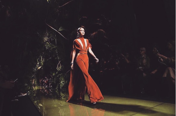 จีจี้เดินแบบบนรันเวย์ Balmain