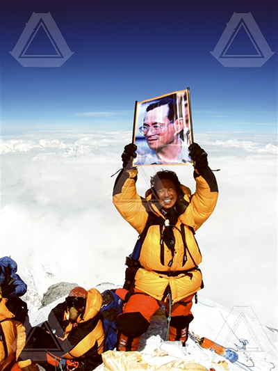 วิทิตนันท์ โรจนพานิช ชูพระบรมฉายาลักษณ์ในหลวงเหนือศีรษะ หลังปีนยอดเขาเอเวอเรสต์สำเร็จ 