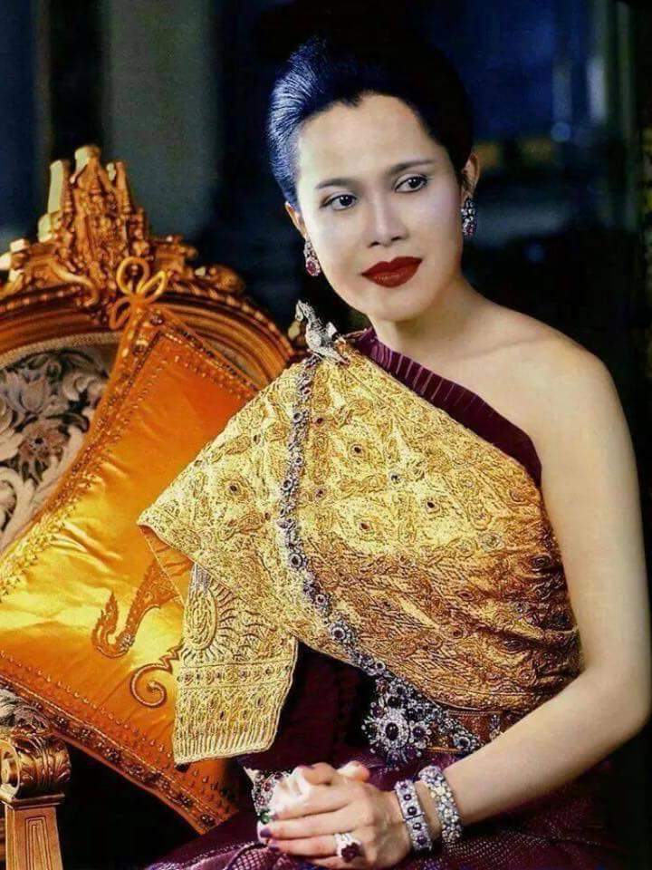 สมเด็จพระบรมราชินีนาถ ฉลองพระองค์ชุดไทยจักรพรรดิ