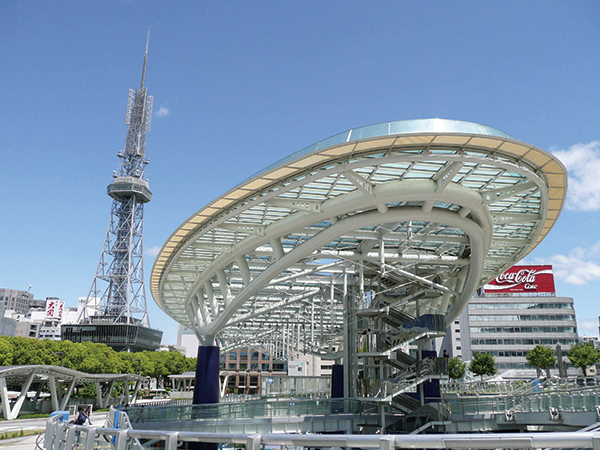 โอเอซิส 21 (The Oasis 21 complex) มีอีกชื่อหนึ่งว่า สเปซชิพ อควา (Spaceship-Aqua) เนื่องจากมีหลังคากระจกที่ลอยอยู่ในอากาศ สร้างที่เมือง ซากาเอะ (Sakae) ในกลางนาโกย่า (Nagoya) ในปี 2002 ด้านบนของหลังคามีน้ำไหลผ่าน เกิดเป็นคลื่นน้ำที่สวยงาม รอบๆ