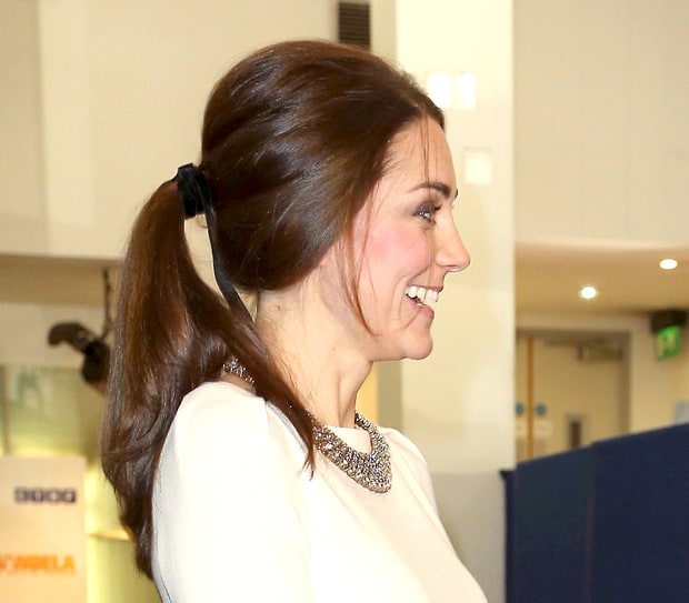 1427899397_kate-middleton-ponytail-zoom