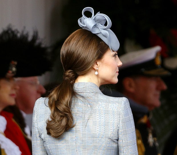 1427901124_kate-middleton-low-ponytail-zoom
