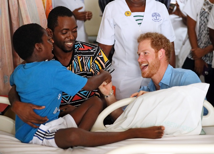 BRIDGETOWN, BARBADOS - NOVEMBER 30: Prince Harry meets patient Kyrique McKenzie, aged nine, at the Queen Elizabeth Hospital on November 30, 2016 in Bridgetown, Barbados. (Photo Chris Radburn - WPA Pool/Getty Images)