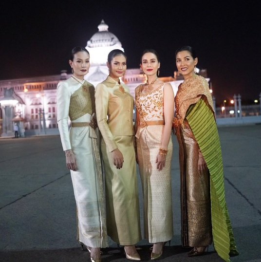 4 นางแบบ ในชุดไทยพระราชนิยม