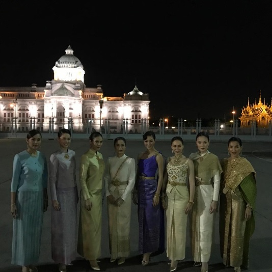 8 นางแบบ ในชุดไทยพระราชนิยม