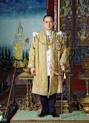 ครบรอบ 1 ปี วันสวรรคต ในหลวงรัชกาลที่ 9 ร่วมทำบุญตักบาตรถวายเป็นพระราชกุศล