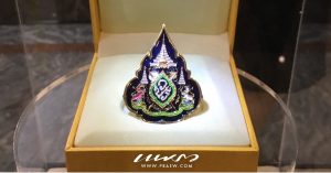 เข็มที่ระลึกตราสัญลักษณ์พระราชพิธีบรมราชาภิเษก