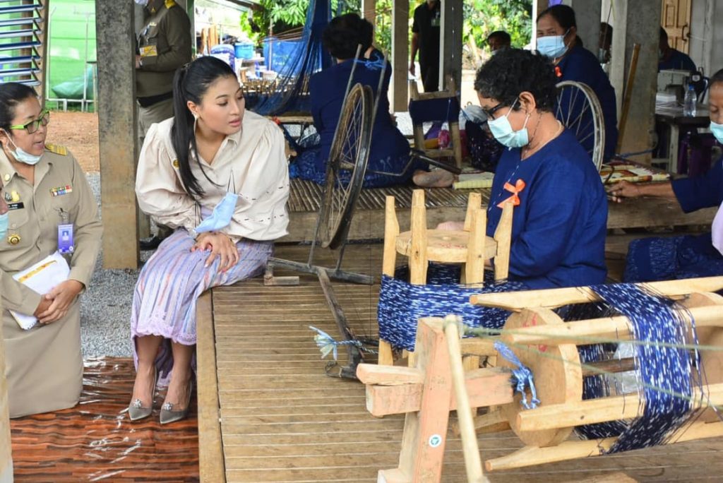 พระสไตล์สะท้อนพระปณิธาน เผยลุค 'เจ้าฟ้าสิริวัณณวรี' ทรงส่งเสริมผ้าไทยที่สกลนคร