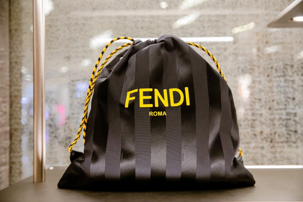 กระเป๋าแบรนด์ Fendi รุ่น Roma Packaging สีดำมีเชือกรูด