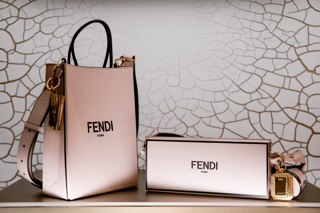 กระเป๋าแบรนด์ Fendi รุ่น Roma Packaging สีชมพู