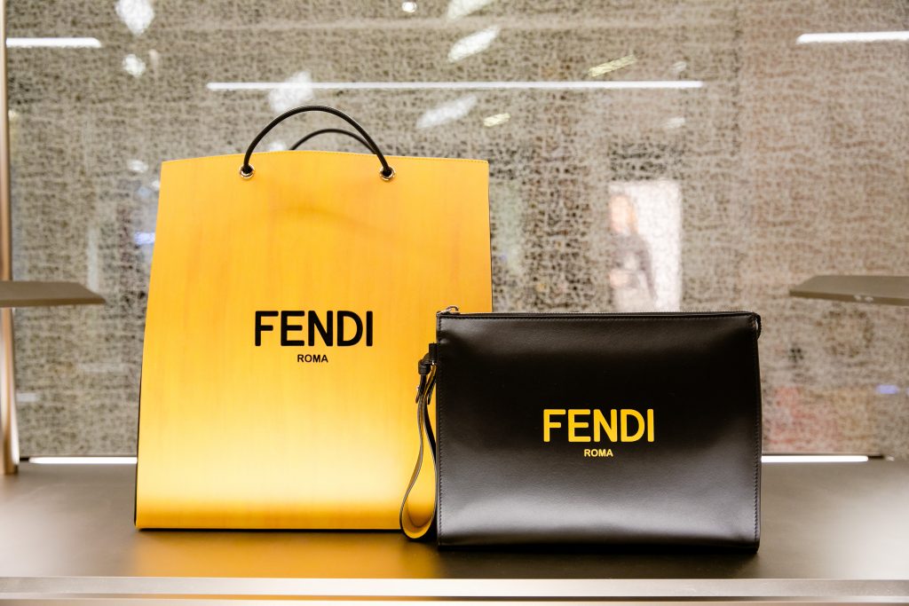 กระเป๋าแบรนด์ Fendi รุ่น Roma Packaging สีเหลือง