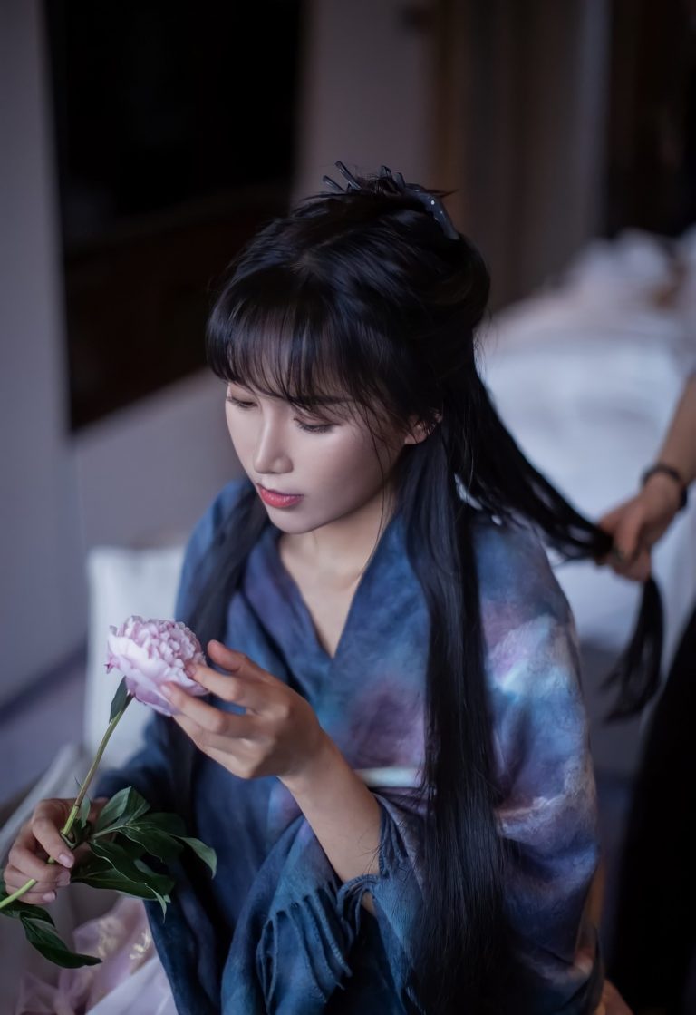 Liziqi จากเด็กกำพร้า โดนแม่เลี้ยงทำร้าย สู่ยูทูปเบอร์ นักธุรกิจหญิงร้อยล้าน