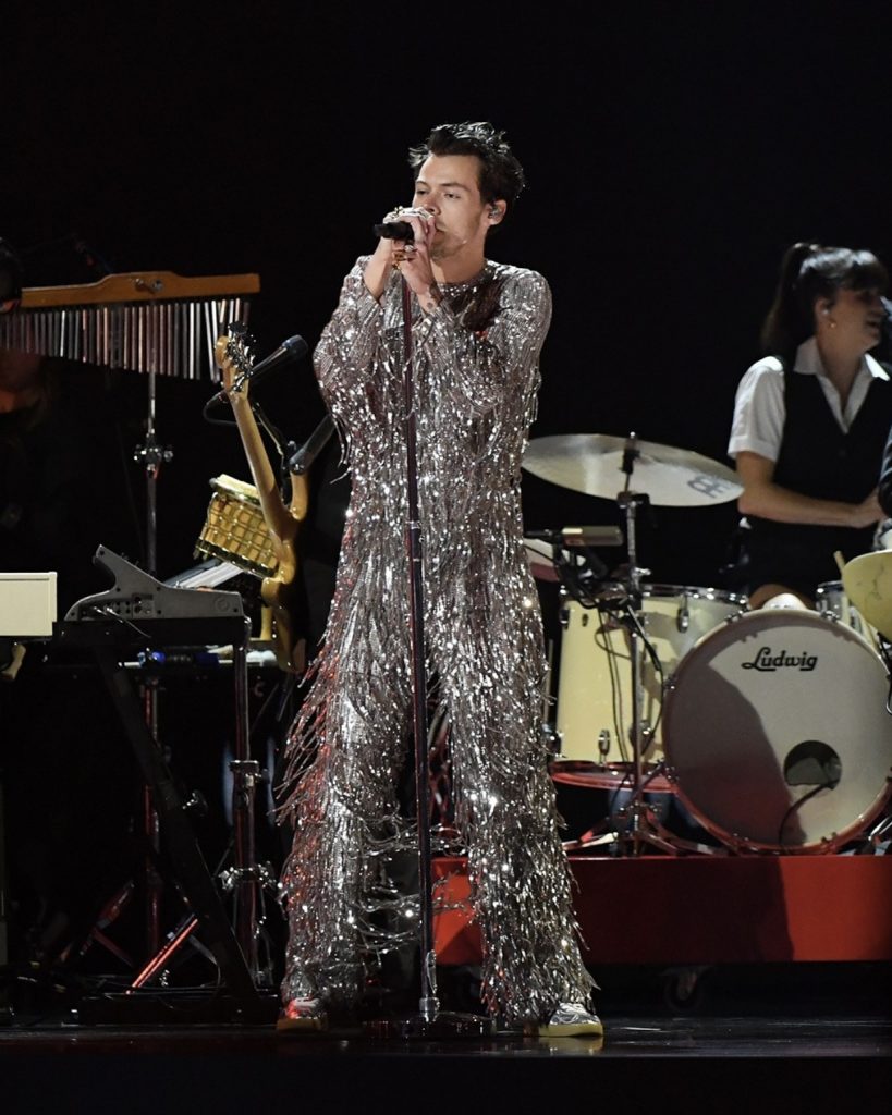 วิบวับกระแทกตา! แกะ 3 ลุค ‘Harry Styles’ บนเวที Grammy Awards 2023