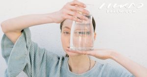 การดื่มน้ำ ทริคที่เหล่าคนดังมักแนะนำ ช่วยเติมความชุ่มชื้นให้ผิวอิ่มฟูได้จริงหรือไม่?