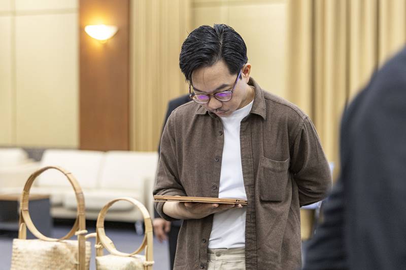 นายเดชา อรรจนานันท์ นักออกแบบจากแบรนด์ Thinkk Studio