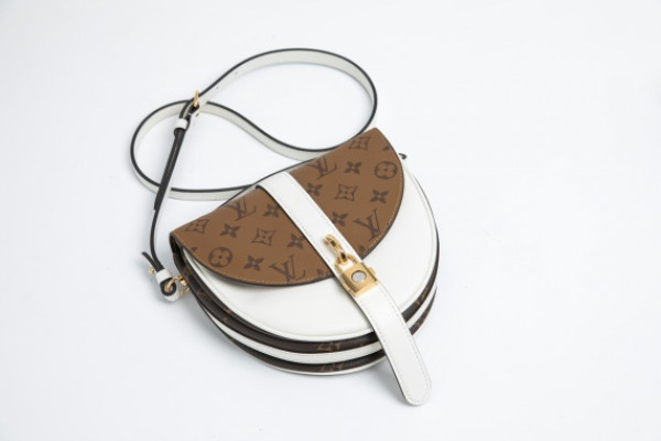 Louis Vuitton Chantilly Lock White Monogram Canvas Cross Body Bag (มีรอยข่วนเล็กๆ ที่หนังสีขาว + ไม่มีการ์ด)