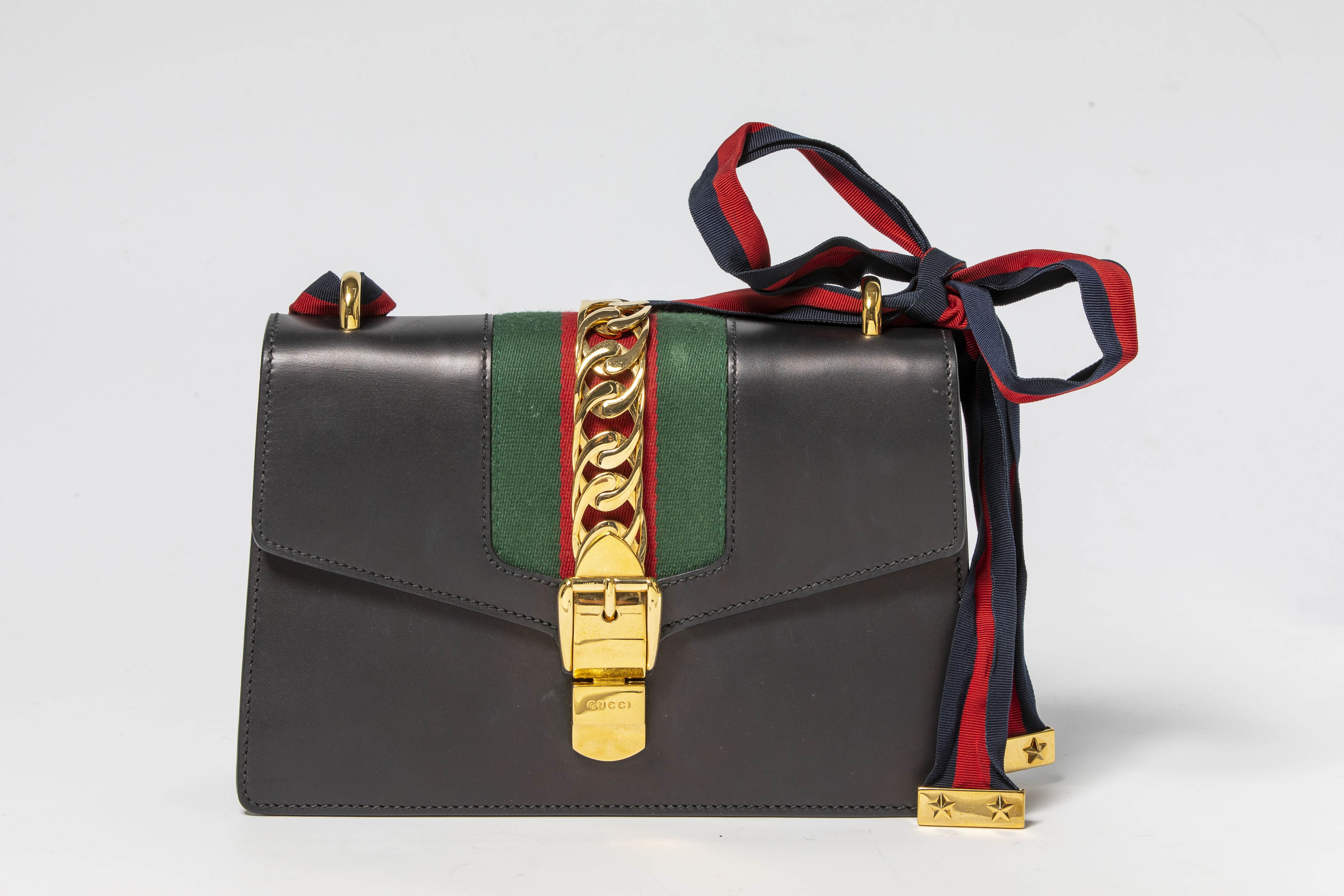 กระเป๋า GUCCI รุ่น Sylvie Chain Leather Bag