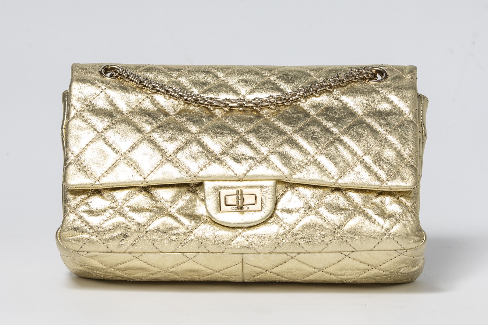 กระเป๋า Chanel Reissue 2.55 หนังเมแทลลิกสีทอง