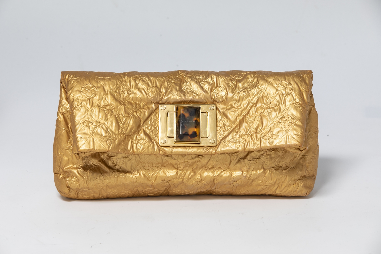 คลัชต์ Louis Vuitton รุ่น Altair Monogram หนังสี Metallic Gold