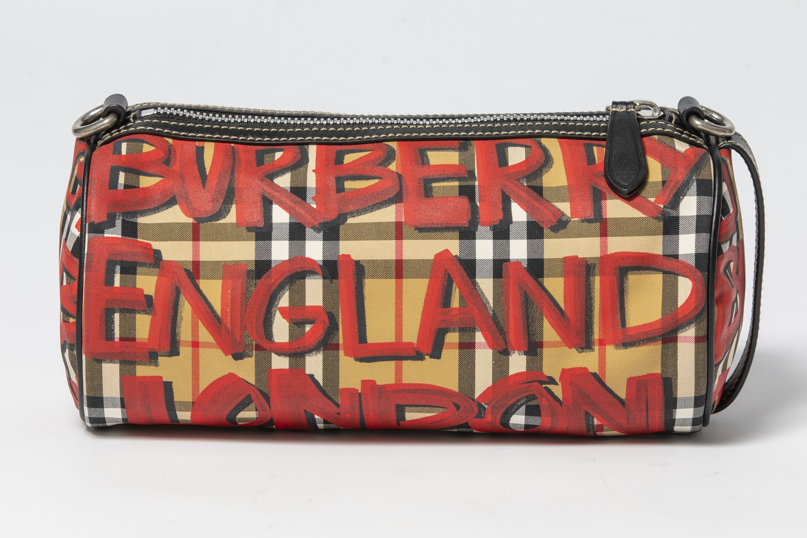 กระเป๋า Burberry Graffiti Print Check Barrel Shoulder Bag มาพร้อมสายสะพายถอดสายได้